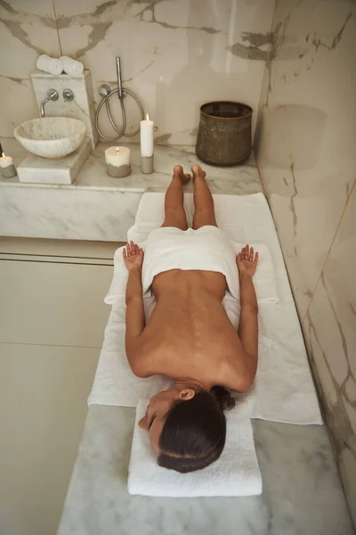 Vue du dessus de la jeune femme se relaxant dans un hammam avec une serviette sur ses hanches — Photo