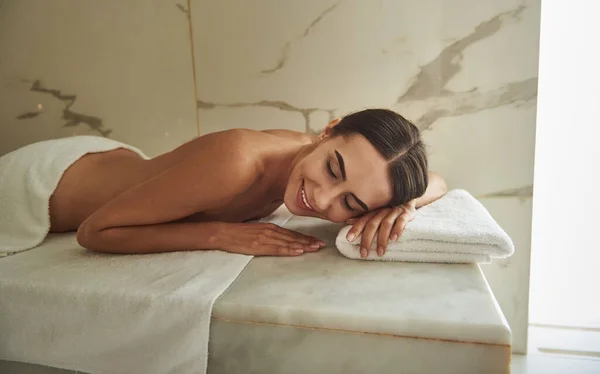 Close up of young lady smiling happily in the Turkish bath — Stock Photo, Image