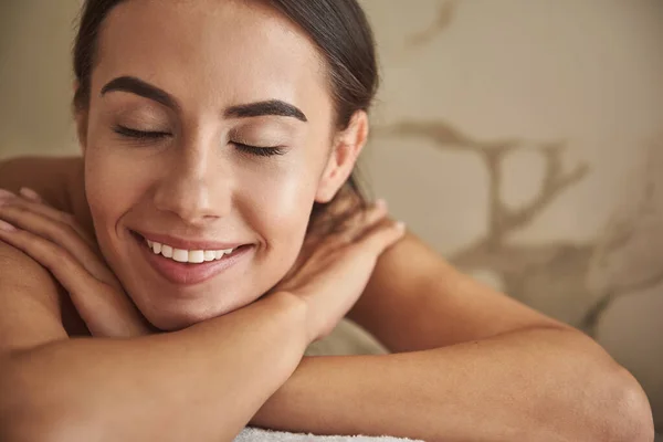 Senhora feliz revelando seus dentes enquanto sorri para você — Fotografia de Stock