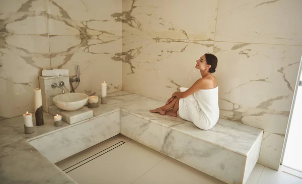 Senhora feliz colocando a cabeça para cima e sorrindo alegremente em hammam — Fotografia de Stock