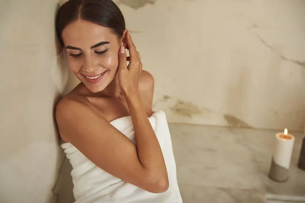 Linda senhora tocando sua orelha enquanto relaxa em hammam — Fotografia de Stock