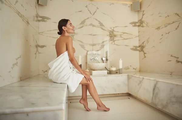 Comprimento total de jovem senhora sentindo animado por vising banho turco — Fotografia de Stock