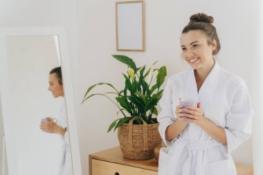 Mutlu genç bayan yatak odasında kalıyor.