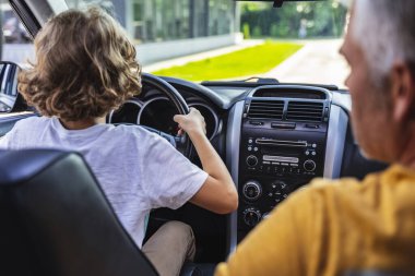 Beyaz adam yoldaki durumu kontrol ediyor.