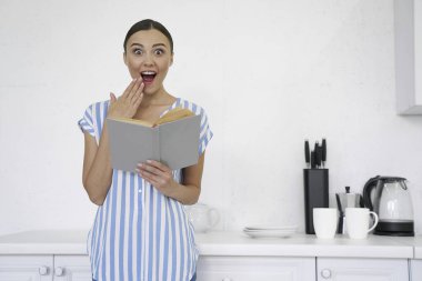 Kitap stoklarında fotoğrafı olan heyecanlı genç bir kadın.