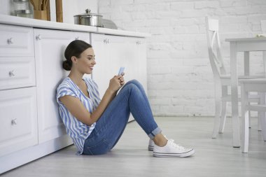 İnternetteki resimlere bakan mutlu genç bayan.