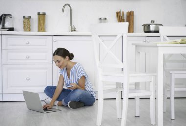 Evde dizüstü bilgisayarda çalışan serbest çalışan biri.