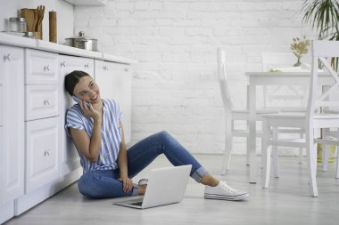 Mutfak malzemesi fotoğrafında evde konuşmanın tadını çıkarıyorum.