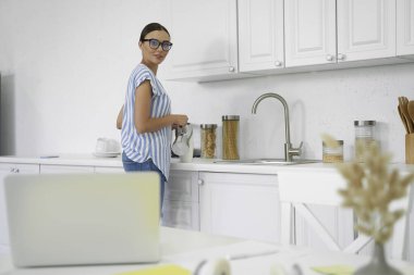 Kahve fotografı olan neşeli bir kadın