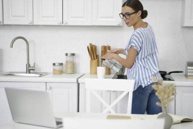 Film izlemek ve kahve stoku fotoğrafı doldurmak.