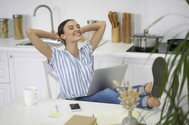 Elleri başının arkasında dinlenen mutlu bir kadın.