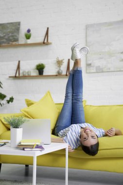 İş yerindeki fotoğraftan sonra rahatlayan mutlu kadın.