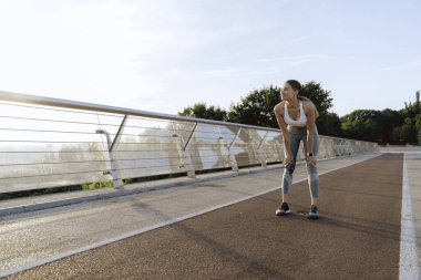 Sportif, mutlu bayan sabah antrenmanda.