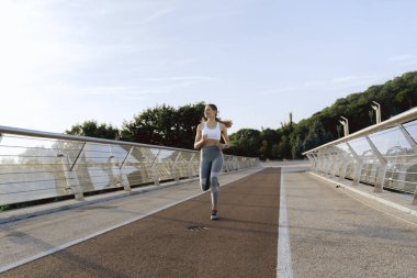 Sabah antrenmanında mutlu bir bayan.