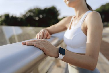 Sportif bayanın akıllı kol saatine yaklaş.