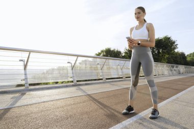 Eğitimde cep telefonu olan sakin bir bayan.