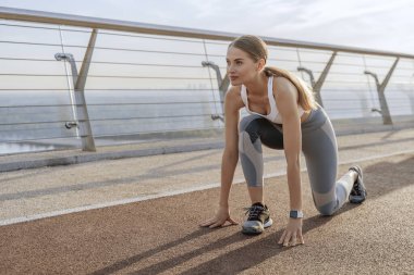 Genç atletik bayan koşmaya hazır.