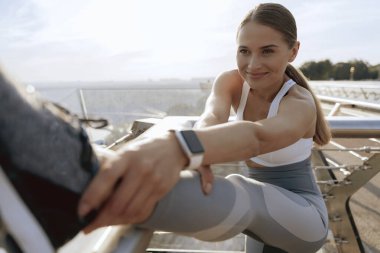 Bacaklı mutlu atletik bayan esneklik eğitimi alıyor