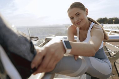 Bacakları esnek, neşeli atletik bayan.