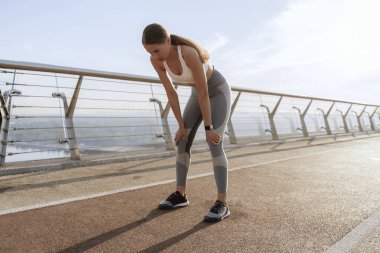 Sportif yorgun bayan eğitimden sonra nefes alıyor.