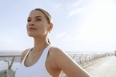 Genç sakin bayan yaya köprüsünde