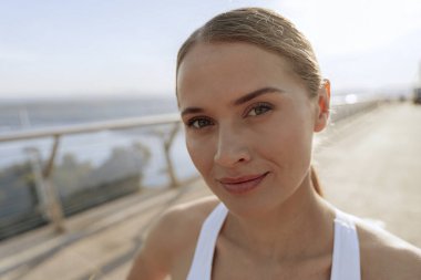 Yaya köprüsündeki genç ve memnun bayan.