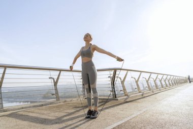 Mutlu bayan ip atlama eğitimine hazır.