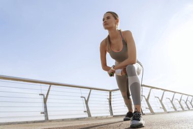 Köprüde ip atlayan atletik kadın