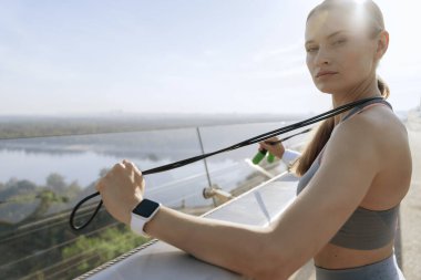 Boynunda gergin bir ip olan konsantre bir kadın.