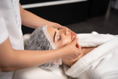 Spa salonunda masaj yapan profesyonel bir masöz.