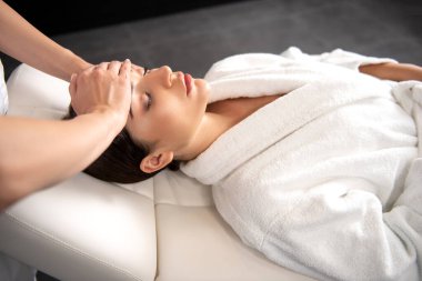 Güzel genç bayan terapi amaçlı masaj yaptırıyor.