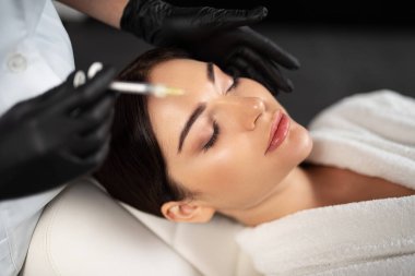 Çekici genç bayan güzellik prosedürü uyguluyor.