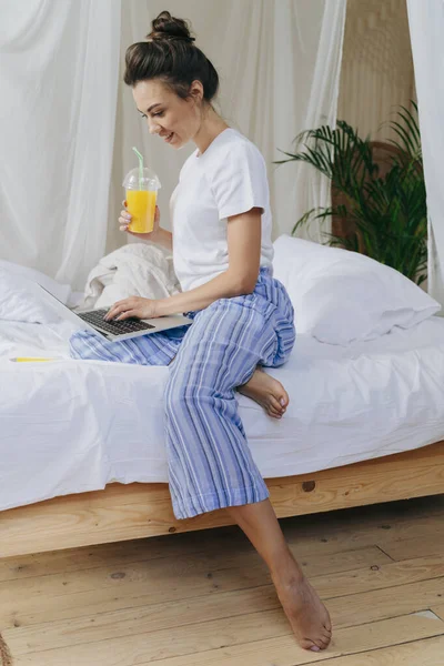 Pretty young woman is holding orange juice — ストック写真