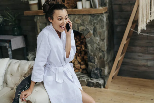 Sorprendido mujer bonita está hablando en el teléfono inteligente — Foto de Stock