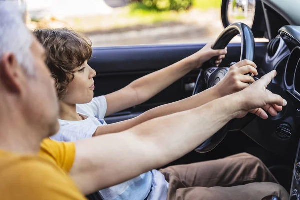 Kaukasischer Mann zeigt auf etwas im Auto — Stockfoto