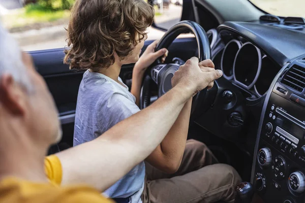 Beyaz adam elini direksiyondan ayırmıyor.