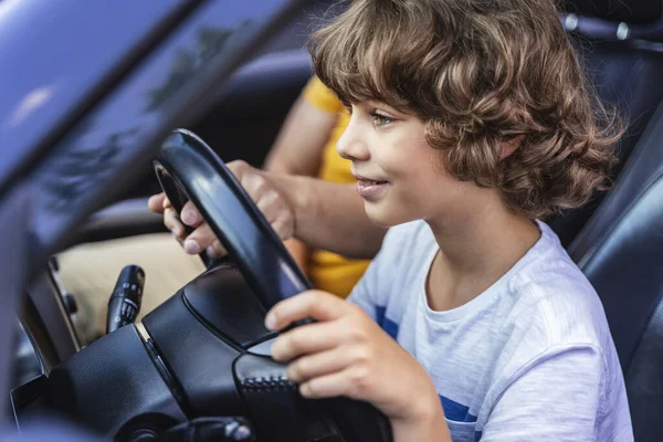 Motorista pequeno feliz olhando para a estrada no carro — Fotografia de Stock