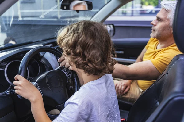 Jeune conducteur regardant à travers le verre à l'intérieur du véhicule — Photo