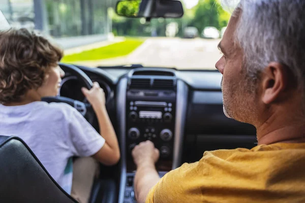 Padre está dando lecciones de conducción para su hijo — Foto de Stock