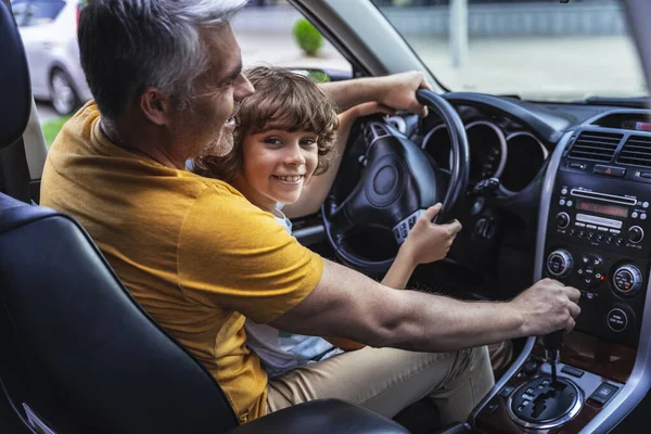 Niño mirando a la cámara en el coche — Foto de Stock