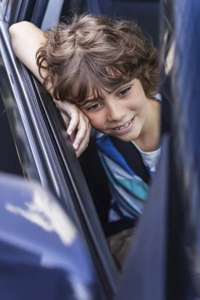 Arabayla seyahat eden mutlu beyaz çocuk. — Stok fotoğraf