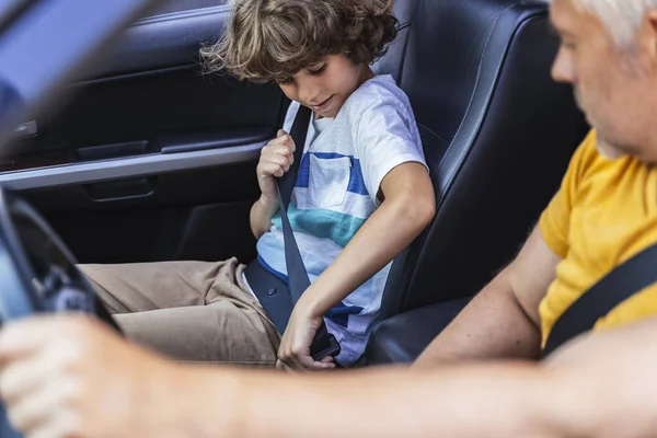 Pequeño niño caucásico está revisando el cinturón — Foto de Stock