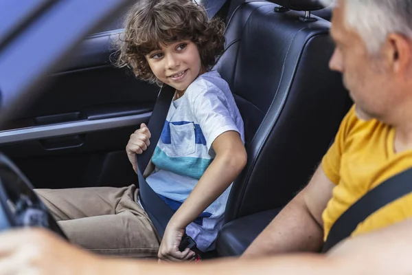 Lachende kleine jongen is klaar om te reizen — Stockfoto