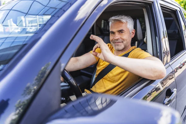 Schöner kaukasischer Mann posiert für Kamera — Stockfoto