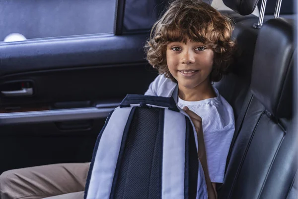 Niño feliz está mirando a la cámara en el coche — Foto de Stock