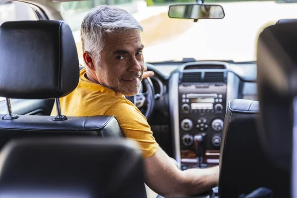 Schöner kaukasischer Mann am Steuer seines neuen Autos — Stockfoto