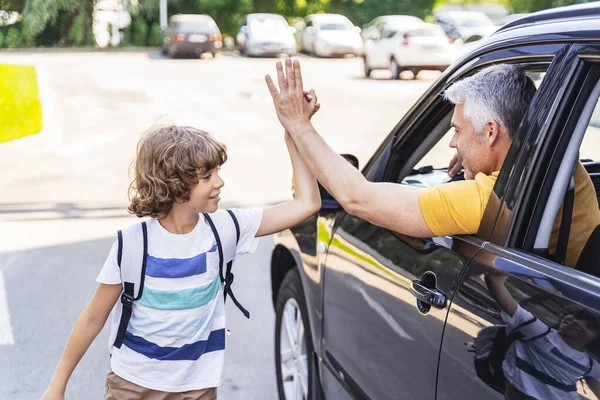 Père heureux accompagnant son fils à l'école — Photo