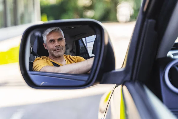 Schöner kaukasischer Mann ist bereit für sein neues Auto — Stockfoto