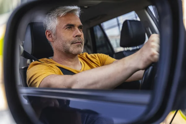 Schöner kaukasischer Mann genießt das Autofahren — Stockfoto