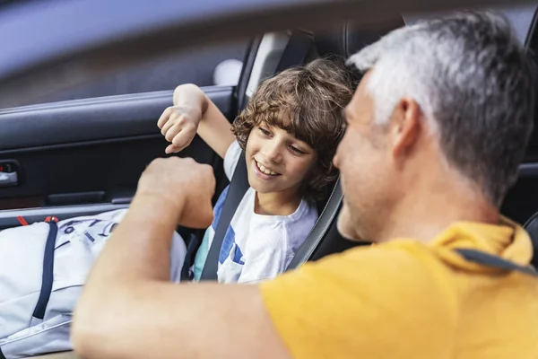 Menino rindo com seu pai no carro — Fotografia de Stock